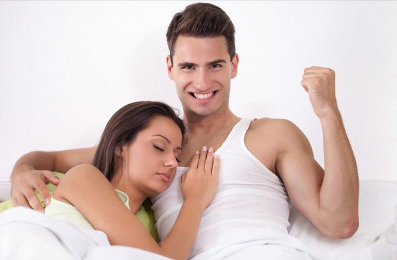 Sterke man in bed met een meisje
